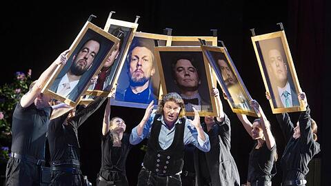 Der deutsche Tenor Klaus Florian Vogt (M) singt den Walther von Stolzing in "Die Meistersinger von Nürnberg".