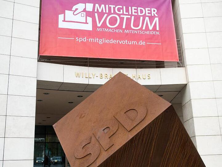 Vor fünfeinhalb Jahren waren die Mitglieder der SPD aufgerufen, über den Koalitionsvertrag von 2013 abzustimmen. Nun geht es um die Frage, wie die rund 438.000 Mitglieder an der Wahl der neuen Parteispitze beteiligt werden sollen.