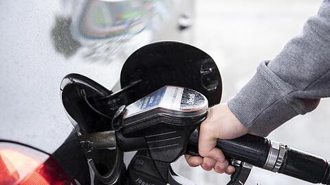 Ein Autofahrer an einer Tankstelle an einem Diesel-Zapfhahn - Kraftstoffe wurden gegenüber dem Vorjahresmonat 20,7 Prozent billiger.