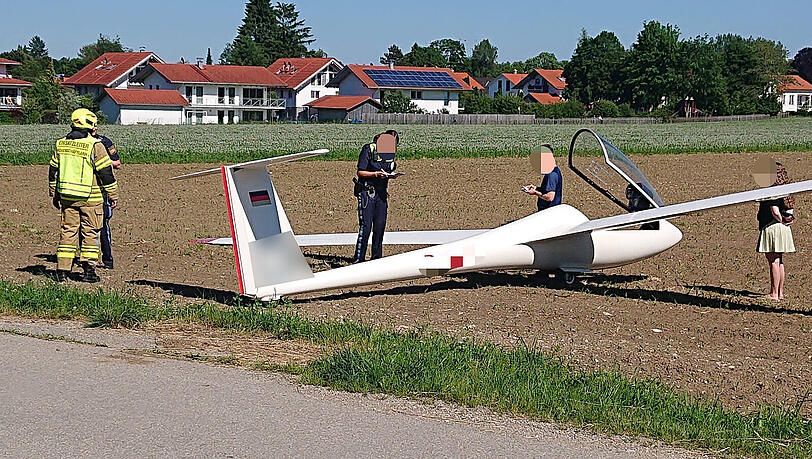 Der Münchner musste seinen Segelflieger auf einem Feld notlanden.
