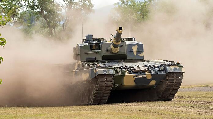 Ein Panzer des Typs Leopard 2 A4 wird zur Demonstration bei der feierlichen Übergabe der ersten vier Panzer an die ungarische Armee gefahren.