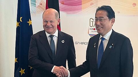 Bundeskanzler Olaf Scholz (SPD, l) und der japanische Ministerpräsident Fumio Kishida bei einem bilateralen Treffen unmittelbar vor Beginn des G7-Gipfels in Hiroshima, Japan.