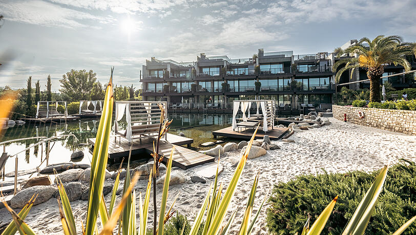 Die traumhaft mediterrane Gartenlandschaft im Quellenhof Luxury Resort Lazise lädt zum Träumen und Relaxen ein. Die traumhaft mediterrane Gartenlandschaft im Quellenhof Luxury Resort Lazise lädt zum Träumen und Relaxen ein.