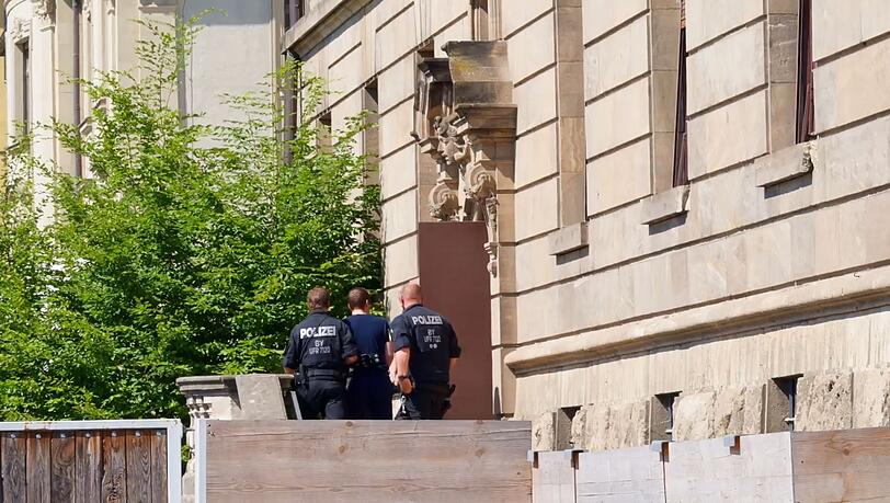 Der Verdächtige wurde am Mittwoch einem Ermittlungsrichter am Amtsgericht Schweinfurt vorgeführt.