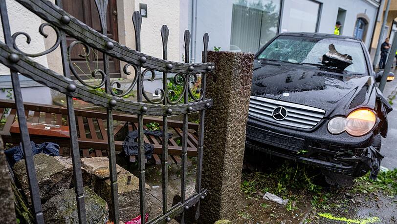 Der Mann soll den Wagen bewusst in die Menschengruppe gesteuert haben. (Archivbild)