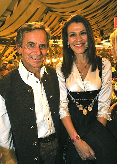 Fröhliche Gäste
beim AZ-Wiesnstammtisch:
Professorin
Marion
Kiechle entdeckte
Gemeinsamkeiten
mit dem Audi-Vertriebsprofi
Thomas
Günther.