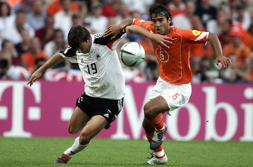 ... der abgezockte Ruud van Nistelrooy neun Minuten vor dem Abpfiff doch noch Verteidiger Christian Wörns entwischen und Keeper Oliver Kahn per Flugkopfball überwinden konnte. Das Spiel endete mit einem 1:1-Unentschieden und die deutsche Mannschaft holte im weiteren Turnierverlauf nur einen weiteren Punkt (0:0 gegen Lettland, 1:2 gegen Tschechien). Damit musste man bereits nach der Vorrunde die Koffer packen. Das niederländische Team scheiterte später im Halbfinale an Gastgeber Portugal (1:2). Und ein ...