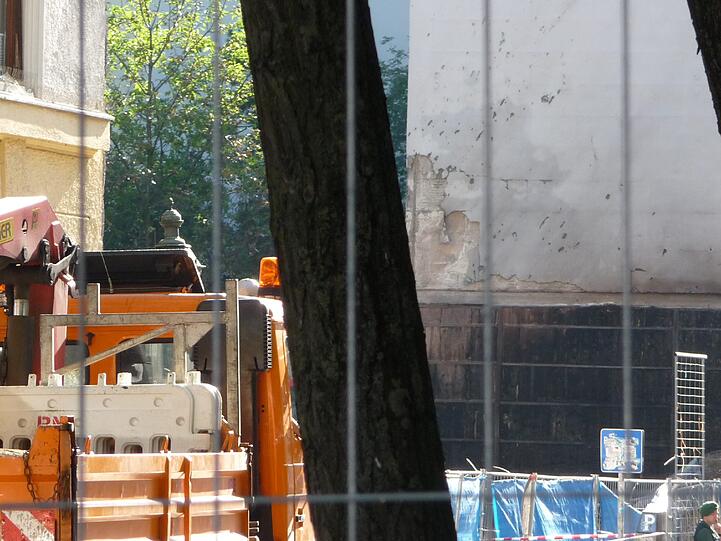 Schwabing am Tag nach der Bombensprengung: Die Spuren der Detonation sind deutlich zu erkennen. Im Laufe des Vormittags werden die Schäden an den Gebäuden der Umgebung erfasst.