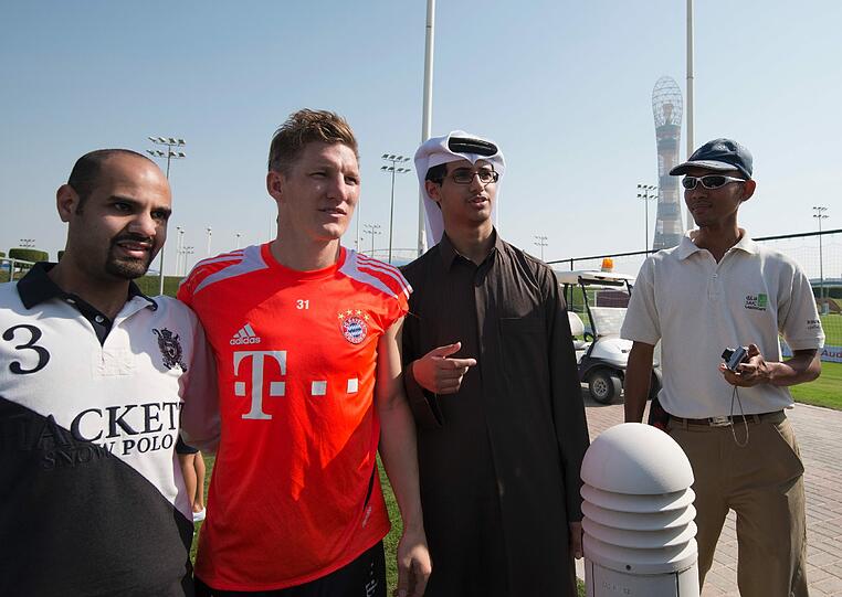 Schweini lässt sich mit Fans fotografieren.