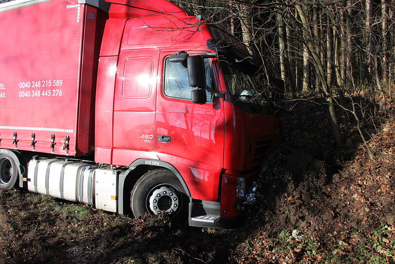 Der 21-Jährige kam auf Höhe eines Waldstücks nahe Reichertsheim (Landkreis Mühldorf am Inn) von der Fahrbahn ab und geriet in den Gegenverkehr.