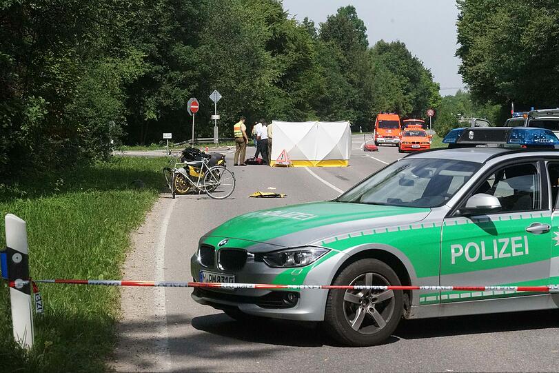 Unfall zwischen Neuried und Planegg: Ein Motorradfahrer hat einen Radler erwischt. Der Fahrradfahrer starb noch am Unfallort. Die Bilder.