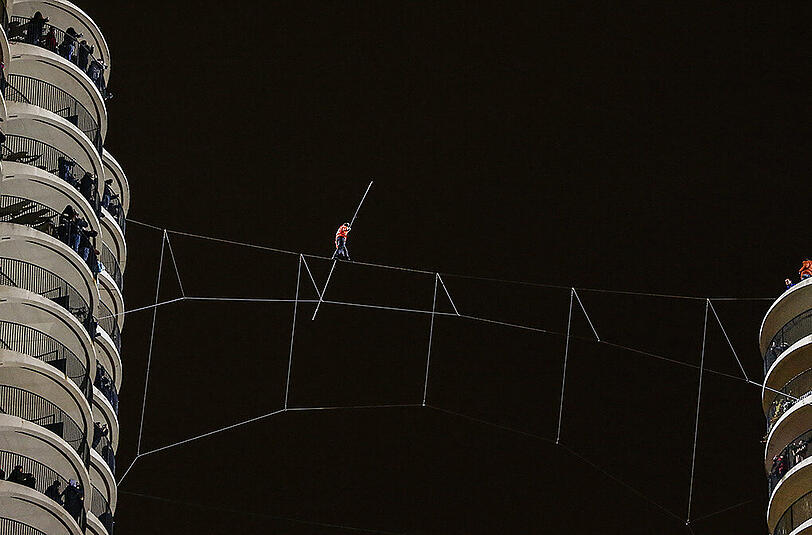 Schwindelerregend: Hochseilartist Nik Wallenda bei seinem Drahtseilakt in 200 Metern Höhe.