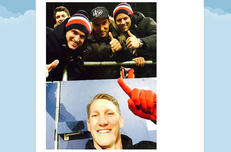 Familientreffen der Schweinsteiger-Brüder in Augsburg: Nach dem 4:0-Sieg war Selfie-Time angesagt.
