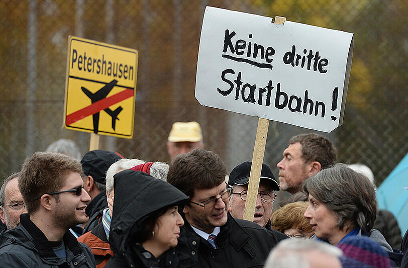 Demonstranten auf dem Sportplatz in Attaching bei einer Kundgebung gegen den Bau einer dritten Startbahn am Münchner Flughafen.