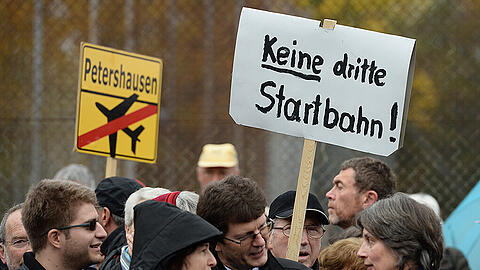 Demonstranten auf dem Sportplatz in Attaching bei einer Kundgebung gegen den Bau einer dritten Startbahn am Münchner Flughafen.