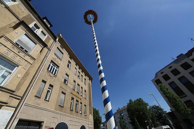 Sogar einen kleinen Maibaum gibt es.