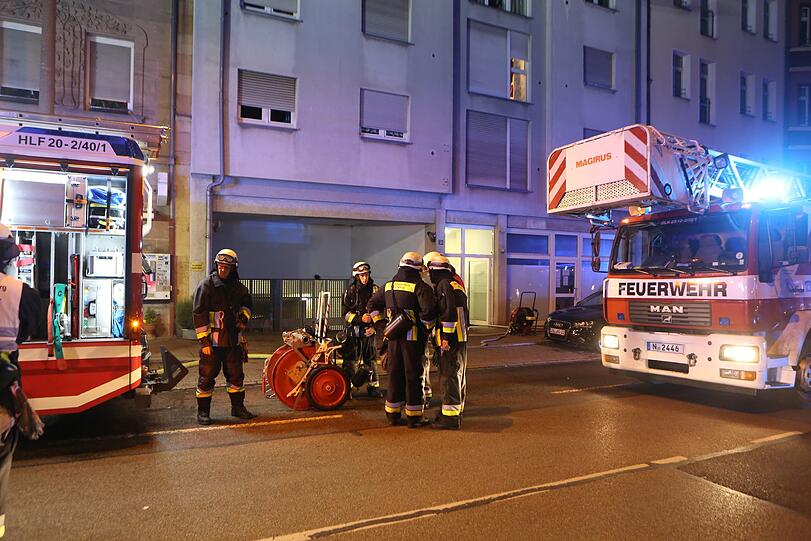 Die Feuerwehr fand in einem Bordell in Nürnberg eine tote Frau - die Bilder vom Einsatz.