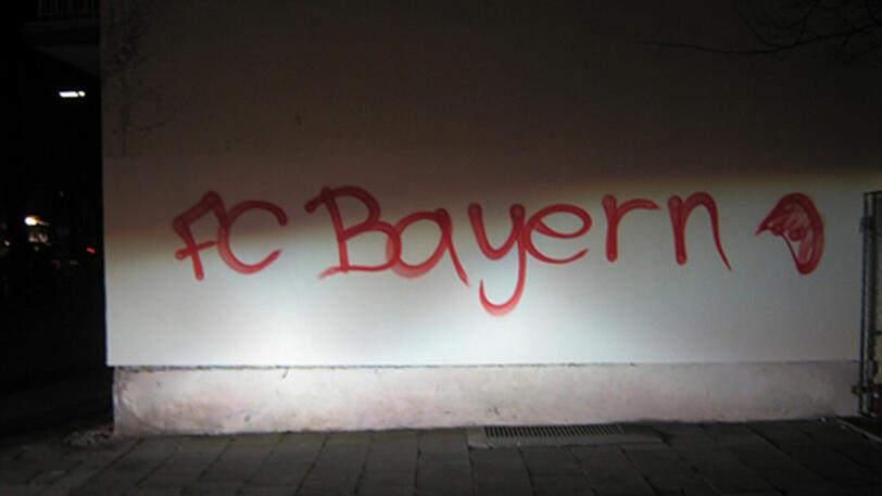 Diese Schmierereien kommen drei Bayern-Fans teuer zu stehen.
