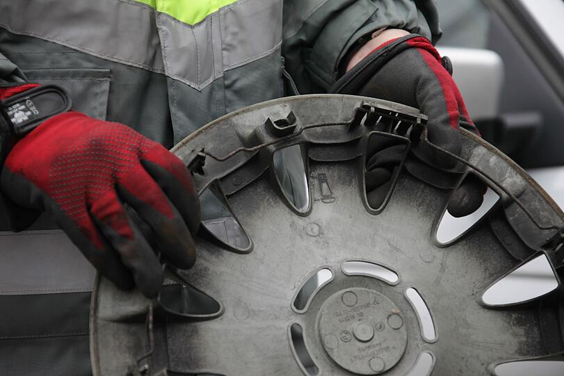 Bei der Radkappenmontage Ventil-Öffnung nicht vergessen! &bdquo;Wenn Sie alles so machen, müssen Sie die Schrauben später auch nicht nachziehen&ldquo;, sagt ADAC-Fachmann Adler.
