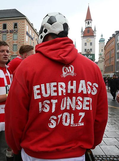 Die Bayernfans sind bereit für einen außergewöhnlichen Fußballabend. Bei brittischem Wetter und bayerischem Bier präsentieren sie die Fans lautstark am Marienplatz. Die besten Bilder.