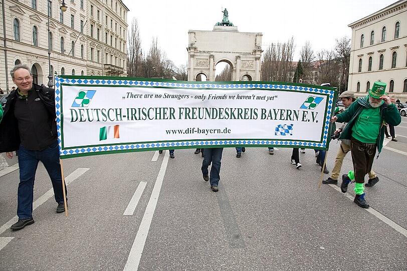 Irisches Brauchtum auf den Straßen München: Beim Umzug zum St. Patrick's Day sind Jung und Alt dabei - und gute Laune ist Pflicht.