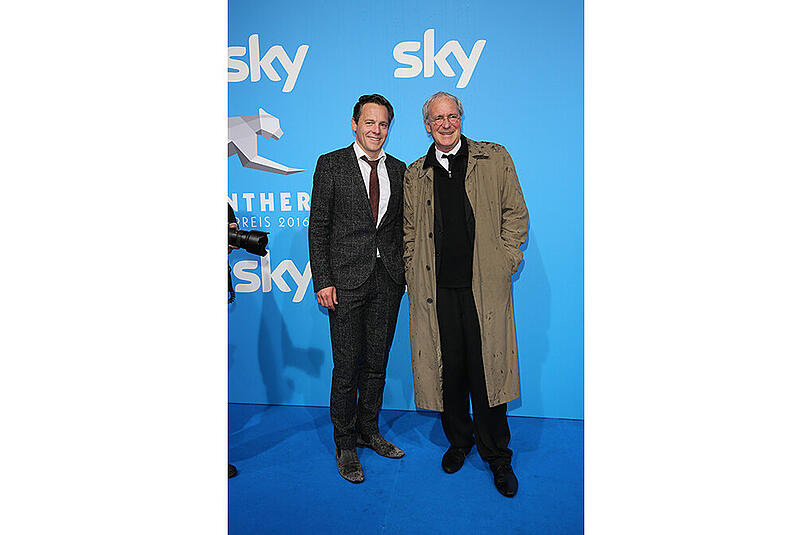 August Zirner mit Sohn Johannes auf dem blauen Teppich der 28. Verleihung des Bayerischen Fernsehpreises in München.