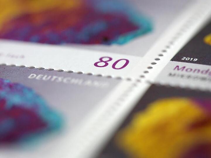Der Standardbrief kostet bei der Deutschen Post seit Juli 2019 80 Cent.