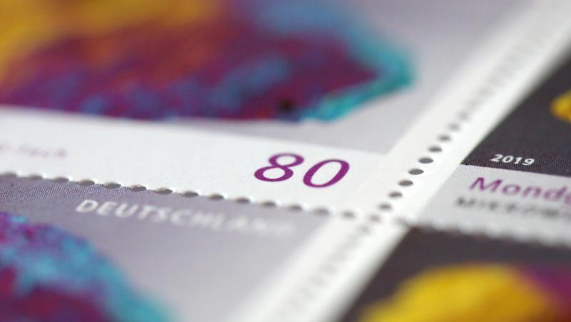 Der Standardbrief kostet bei der Deutschen Post seit Juli 2019 80 Cent. Der Standardbrief kostet bei der Deutschen Post seit Juli 2019 80 Cent.