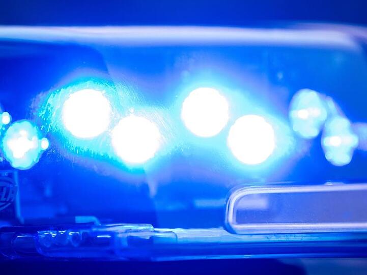 Ein Blaulicht leuchtet an einer Polizeistreife. Foto: Lino Mirgeler/Archivbild