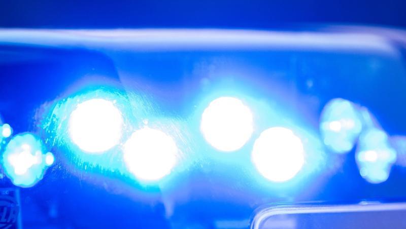 Ein Blaulicht leuchtet an einer Polizeistreife. Foto: Lino Mirgeler/Archivbild Ein Blaulicht leuchtet an einer Polizeistreife. Foto: Lino Mirgeler/Archivbild