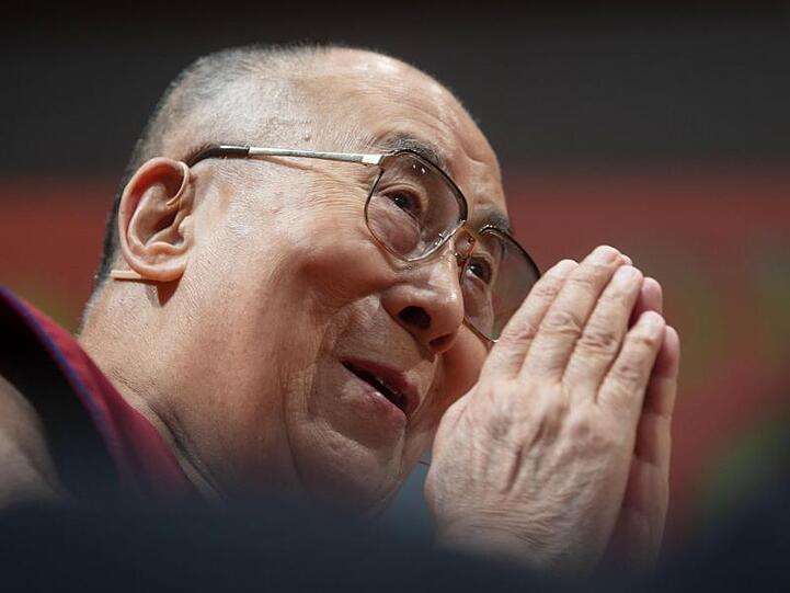 Dalai Lama, geistiges Oberhaupt der Tibeter, ist mit einer leichten Lungenentzündung in ein Krankenhaus ebracht worden.