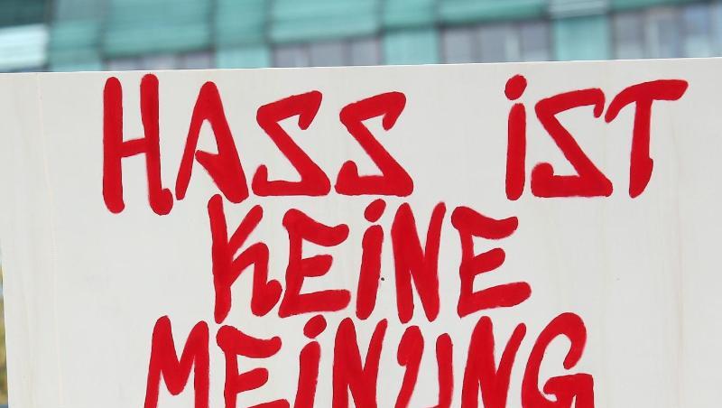 "Hass ist keine Meinung": Mit der neuen Gesetzesinitiative sollen künftig Kommunalpolitiker besonders geschützt werden. "Hass ist keine Meinung": Mit der neuen Gesetzesinitiative sollen künftig Kommunalpolitiker besonders geschützt werden.