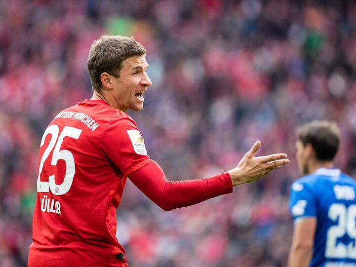 Thomas Müller vom FC Bayern München gestikluliert, während er nach hinten schaut. Foto: Matthias Balk/dpa/Archivbild