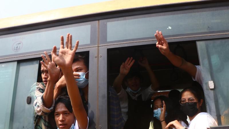 Festgenommene Demonstranten winken Menschen, während sie in einem Bus sitzen, der aus dem Insein-Gefängnis kommt und sie zu einem ungenannten Ort transportieren wird.