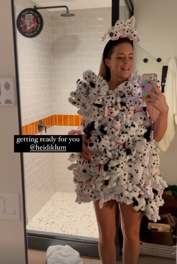 Designerin Marina Hoermanseder in einem Kleid mit angeklebten Kuschel-Dalmatiner