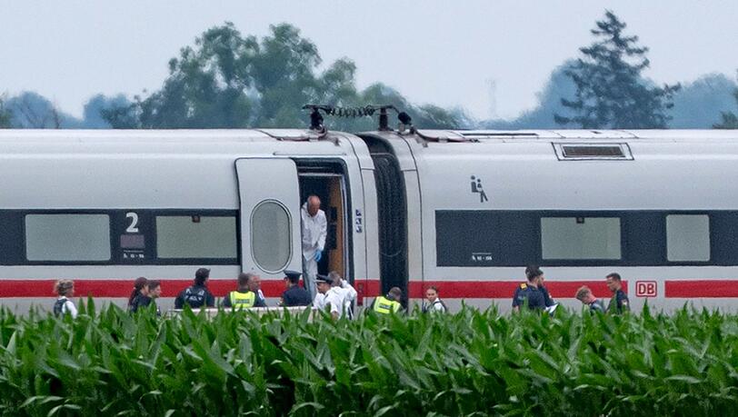 Ermittler der Spurensicherung untersuchten den ICE.