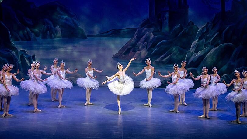 Hinter der schwebenden Leichtigkeit auf der Bühne stehen Hingabe und Disziplin: Das Royal Classical Ballet zeigt "Schwanensee" Hinter der schwebenden Leichtigkeit auf der Bühne stehen Hingabe und Disziplin: Das Royal Classical Ballet zeigt "Schwanensee"