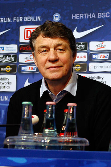 Der neue Trainer Otto Rehhagel am Sonntag bei der Pressekonferenz anlässlich seiner Vorstellung in Berlin.