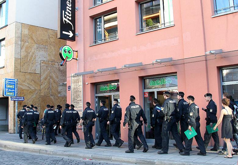 Polizeibeamte holen zunächst die Anwohner im Umkreis von 300 Metern rund um die Bombe aus den Häusern.