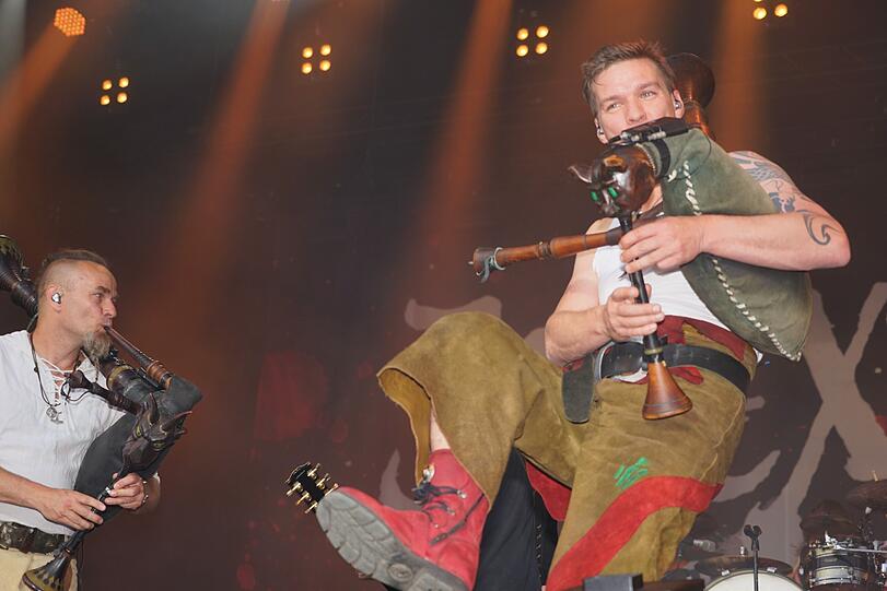 Die Bilder vom ersten Tag des Rockavaria Festivals 2016 im Münchner Olympiapark, hier In Extremo.
