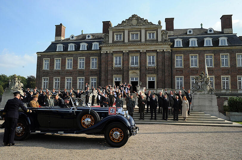 Bild aus der ZDF-Sendung &bdquo;Krupp &ndash; Eine deutsche Familie&ldquo;: Die Familie Krupp empfängt mit ihrer Belegschaft empfängt Hitler vor der Villa Hügel.