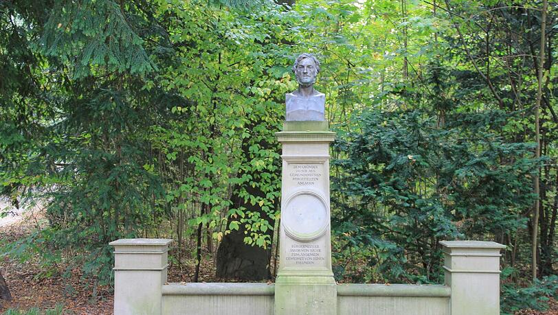 Das Bronzedenkmal für Jakob Bauer am Flaucher - von seinen Freunden gestiftet. Die Stadt ist da etwas weniger großzügig. Das Bronzedenkmal für Jakob Bauer am Flaucher - von seinen Freunden gestiftet. Die Stadt ist da etwas weniger großzügig.