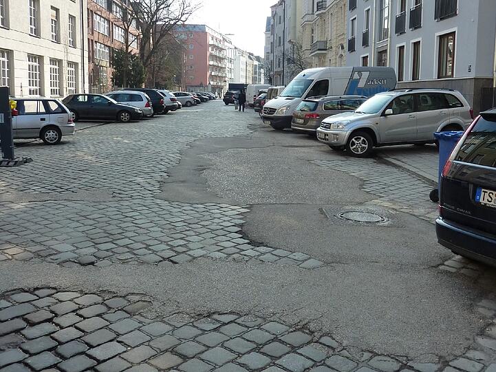 Die Ainmillerstraße: Für die Stadt ist sie noch vollkommen in Ordnung. Radfahrer und Autofahrer schimpfen.
