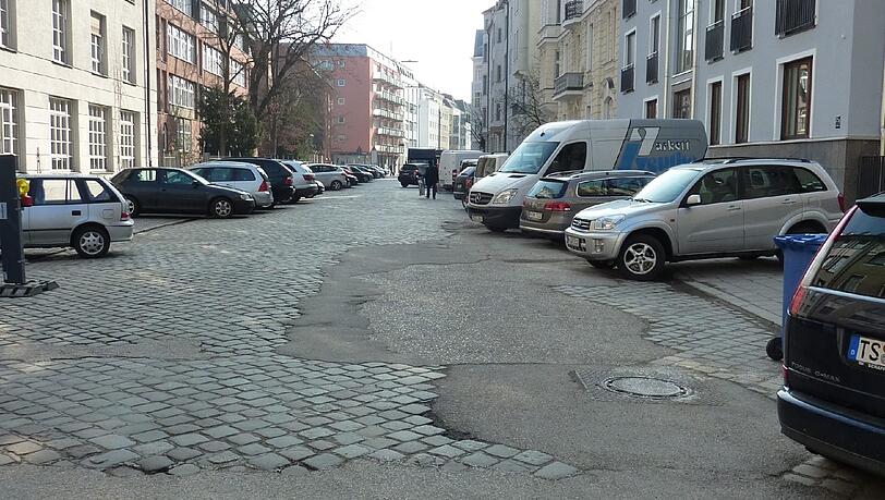Die Ainmillerstraße: Für die Stadt ist sie noch vollkommen in Ordnung. Radfahrer und Autofahrer schimpfen. Die Ainmillerstraße: Für die Stadt ist sie noch vollkommen in Ordnung. Radfahrer und Autofahrer schimpfen.