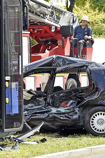 Das völlig eingedrückte Wrack des VW wurde noch ca. 30 Meter mitgeschleift &ndash; die Bilder vom Bergungseinsatz in der Agnes-Bernauer-Straße.