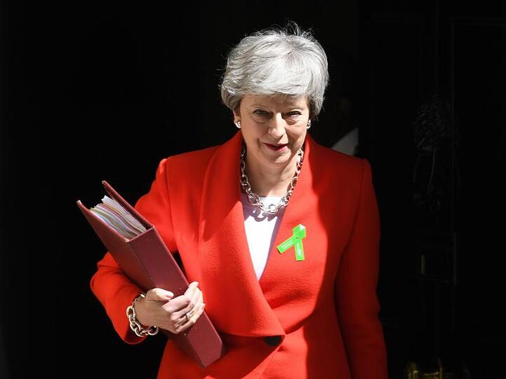 Theresa May vor der Tür von Downing Street 10. Auch innerparteilich steht die Premierministerin stark unter Druck.