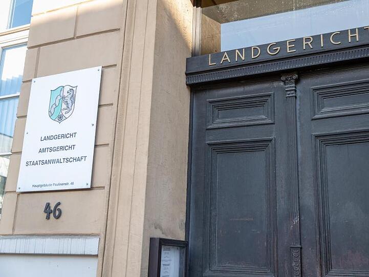 Der Eingang des Landgerichts Detmold. Das Gericht verurteilte den selbsternannten "Führerscheinkönig" zu über 4 Jahren Gefängnis.