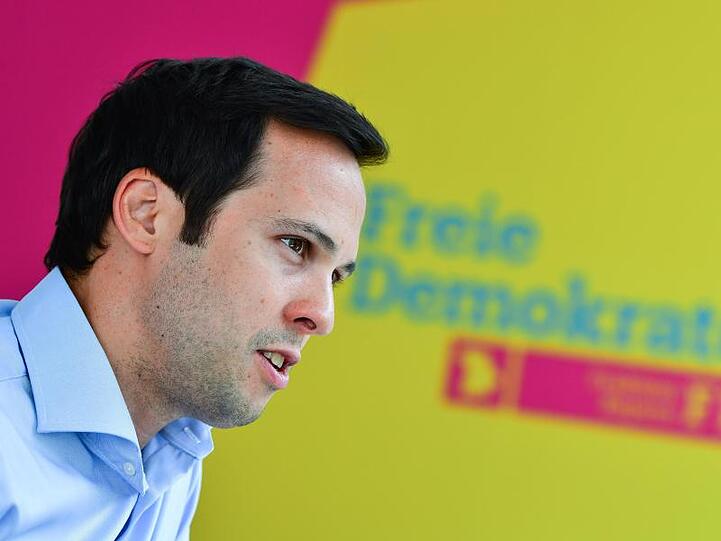 Martin Hagen befindet sich in einer Unterhaltung. Foto: Matthias Merz/dpa/Archivbild
