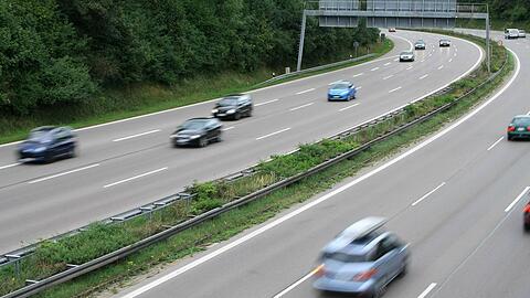 Für den Bau von Autobahnen darf der Freistaat Bayern Grundstückseigentümer enteignen. (Symbolbild)