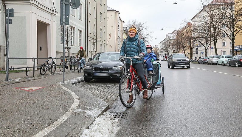 Sophie mit ihrem Sohn am Freitagnachmittag auf der Implerstraße - hier war der Radweg am Morgen noch spiegelglatt gewesen.